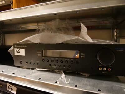 une radio posée sur une étagère dans une pièce