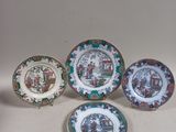 quatre assiettes à motifs différents posées sur une table