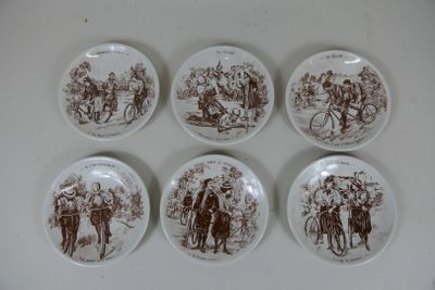 six assiettes marron et blanches ornées de représentations de personnes
