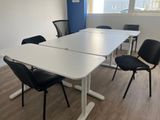 une table blanche avec des chaises noires et une table blanche avec une chaise noire