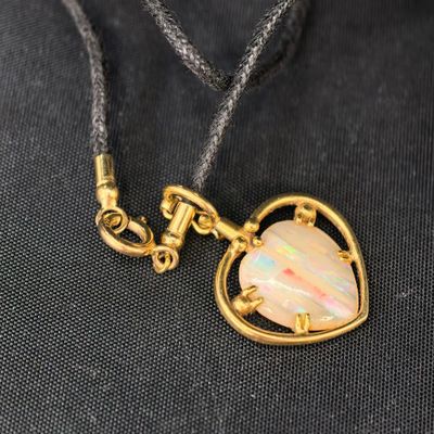 un gros plan d'un collier orné d'un pendentif en forme de cœur