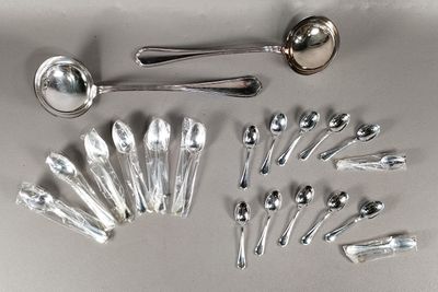 beaucoup de cuillères en argent et de cuillères à soupe sur la table