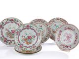 six assiettes et soucoupes en porcelaine chinoise ornées de motifs floraux