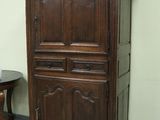 une vieille armoire en bois à deux tiroirs et une petite table
