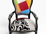 une chaise colorée ornée d'un motif noir et blanc