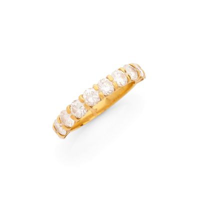 une bague sertie d'un diamant et de dix-huit pierres, signée Van Cleef