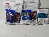 trois sacs de provisions posés sur un plan de travail