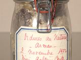 un bocal muni d'une étiquette, posé sur une table