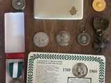une boîte de médailles et une carte posées sur une table
