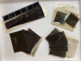 une photo montrant une collection de vieilles photos dans une boîte blanche