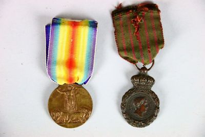deux médailles et une médaille sur une surface blanche