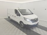 La camionnette blanche est garée dans la pièce vide de l'immeuble.