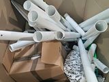 une boîte en carton remplie de différents types de tuyaux