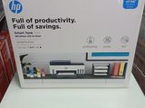 une boîte contenant des produits HP posée sur une table dans un magasin