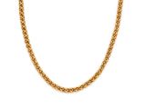 un collier à chaîne en or sur fond blanc