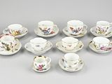un grand nombre de tasses et de soucoupes posées sur une table