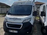 deux camionnettes garées l'une à côté de l'autre dans un parking