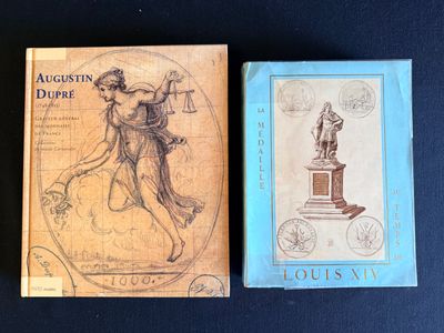deux livres posés l'un à côté de l'autre sur une table