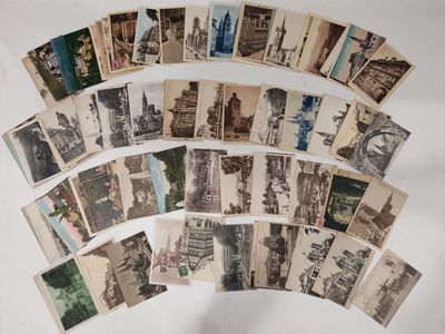 un lot de vieilles cartes postales sur une table