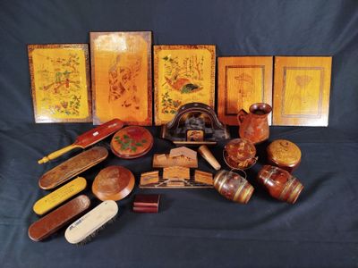 de nombreux objets en bois de toutes sortes posés sur la table