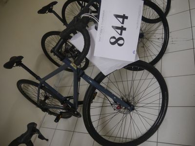 un vélo posé par terre avec une étiquette de prix