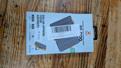 une boîte portant un code-barres, posée sur une table en bois