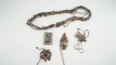 Une ceinture en métal Afrique du Nord, un collier en métal A… - Photo 1
