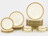 beaucoup d'assiettes et de tasses sur la table