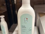 des flacons de lait pour bébé posés sur le comptoir d'un magasin