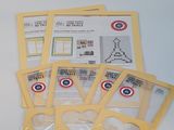 une pile de cartes posées sur une table