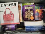 de nombreux livres sur les étagères du magasin