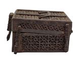 une vieille boîte en bois sur laquelle est gravée une croix