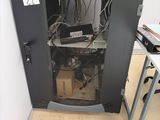 une image représentant une armoire informatique avec tout un tas de câbles