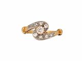 gros plan d'une bague en diamant sur fond blanc