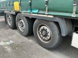 un camion vert garé sur le bord de la route