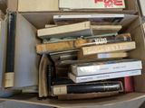une boîte remplie de livres posée sur une table