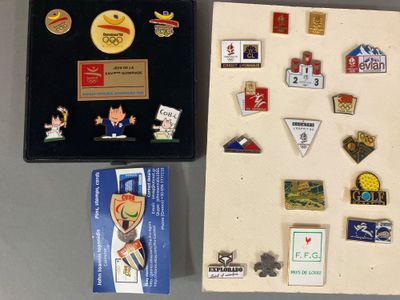 a lot of pins and magnets that are on the table