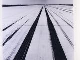 photographie en noir et blanc d'un avion décollant de la piste d'un aéroport