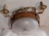 une lampe suspendue au plafond de la pièce