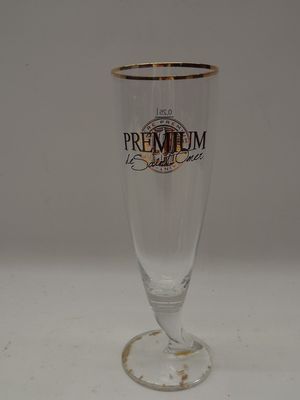 un verre posé sur une table