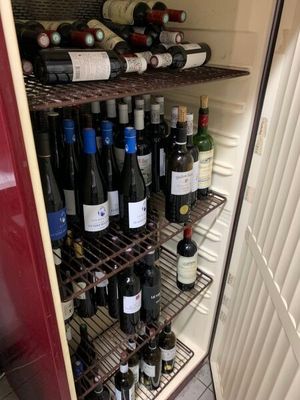 de nombreuses bouteilles de vin sur les étagères du réfrigérateur
