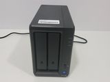 une image représentant un petit ordinateur noir posé sur une surface blanche