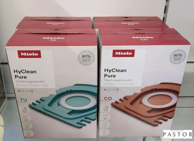 deux cartons contenant des aspirateurs posés sur un comptoir