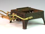 un petit objet métallique posé sur une table