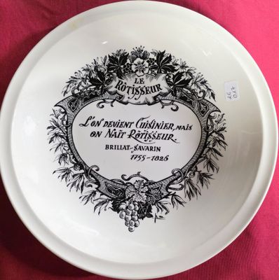 une assiette blanche ornée d'un motif en noir et blanc