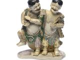 deux figurines représentant un homme et une femme assis l'un sur l'autre