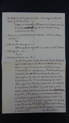 une vieille lettre manuscrite, posée sur un morceau de papier, sur une table