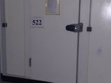 une pièce avec une porte et une pancarte accrochée au mur