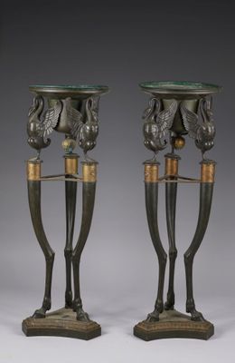 paire de bougeoirs en bronze avec un dessus en verre vert