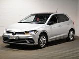 la volkswagen polo blanche est garée dans une pièce au sol à carreaux
